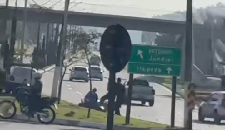  Motociclista voa sobre carro após colisão na Hermenegildo Tonoli